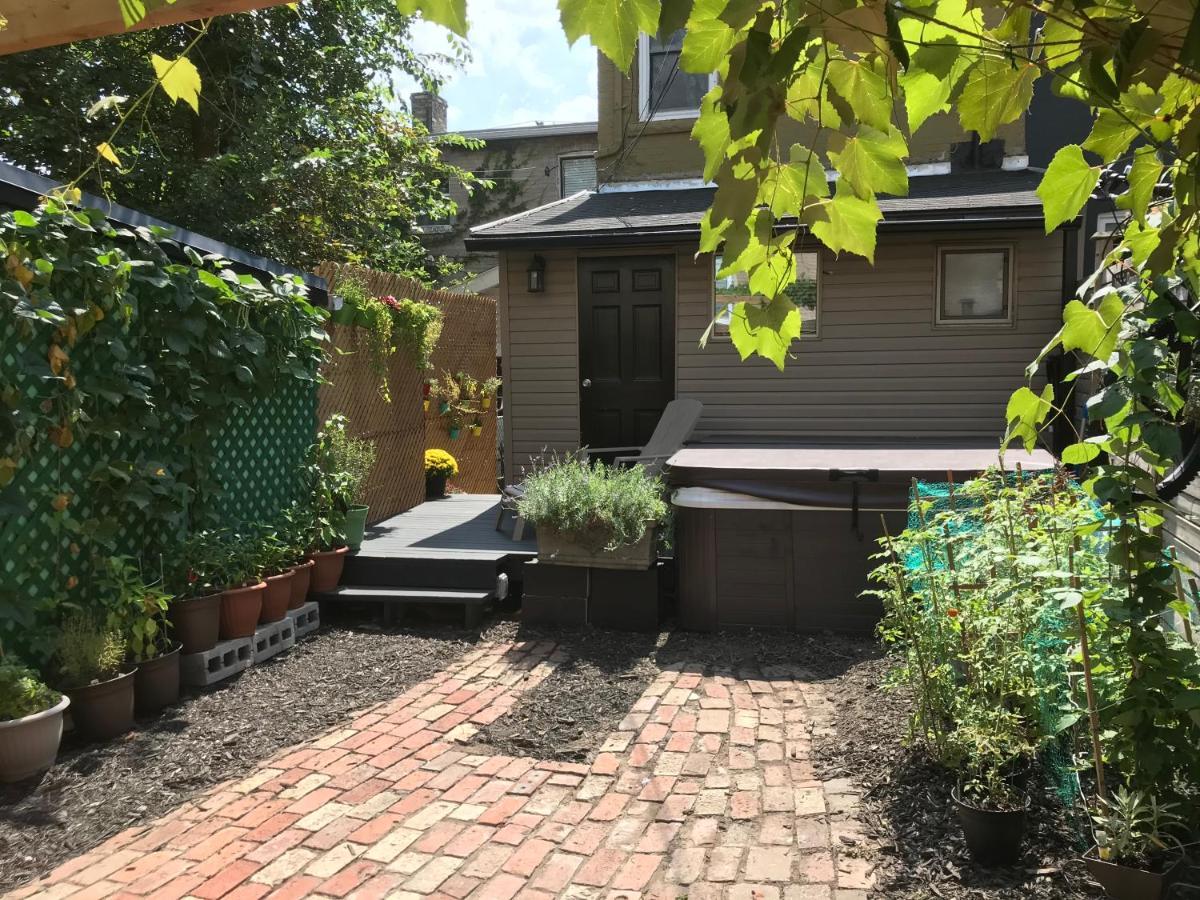 Love-Nest With Private Hot Tub Toronto Bagian luar foto