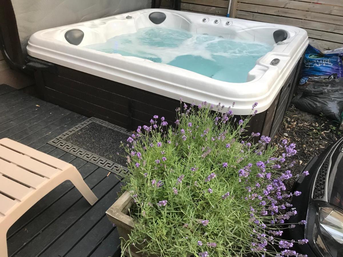 Love-Nest With Private Hot Tub Toronto Bagian luar foto