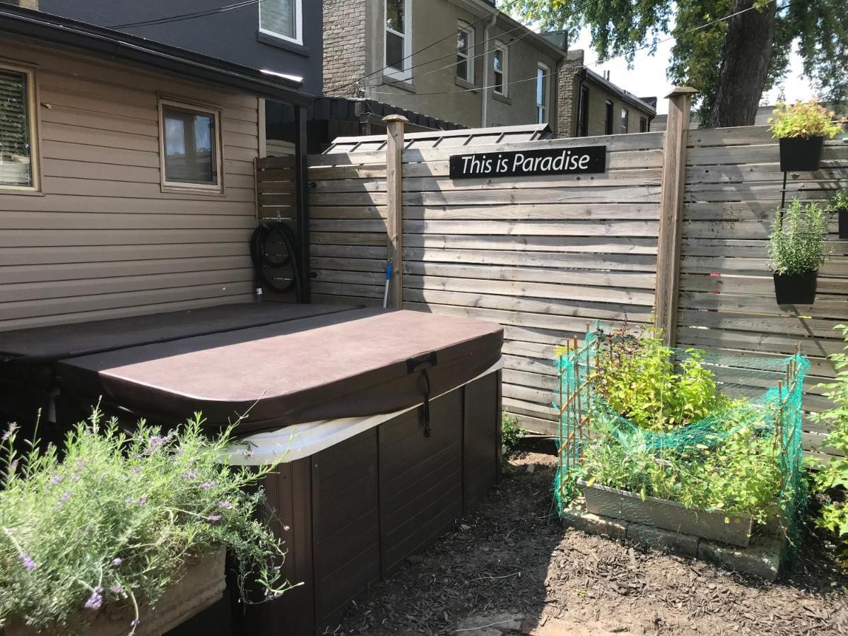 Love-Nest With Private Hot Tub Toronto Bagian luar foto