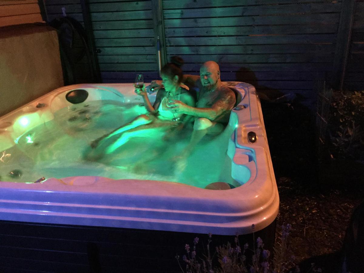 Love-Nest With Private Hot Tub Toronto Bagian luar foto
