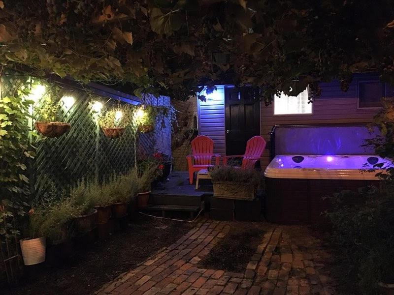 Love-Nest With Private Hot Tub Toronto Bagian luar foto