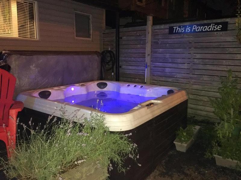Love-Nest With Private Hot Tub Toronto Bagian luar foto